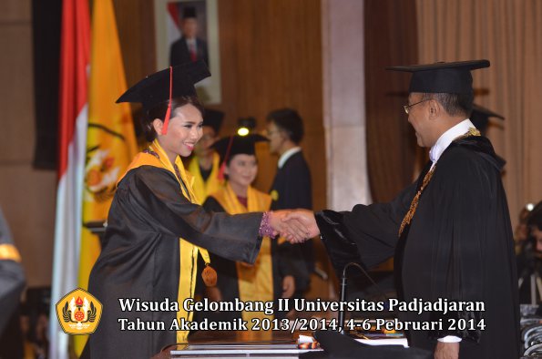 wisuda-unpad-gel-ii-ta-2013_2014-fakultas-hukum-oleh-rektor-106