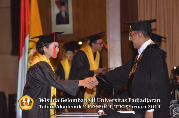 wisuda-unpad-gel-ii-ta-2013_2014-fakultas-hukum-oleh-rektor-107