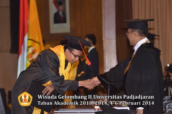 wisuda-unpad-gel-ii-ta-2013_2014-fakultas-hukum-oleh-rektor-108