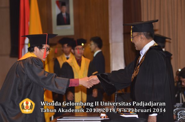 wisuda-unpad-gel-ii-ta-2013_2014-fakultas-hukum-oleh-rektor-109