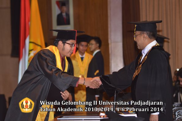 wisuda-unpad-gel-ii-ta-2013_2014-fakultas-hukum-oleh-rektor-110