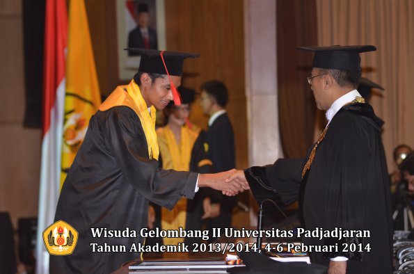 wisuda-unpad-gel-ii-ta-2013_2014-fakultas-hukum-oleh-rektor-111