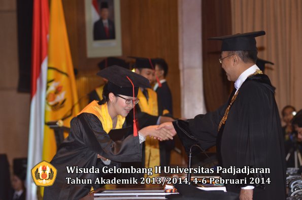 wisuda-unpad-gel-ii-ta-2013_2014-fakultas-hukum-oleh-rektor-112