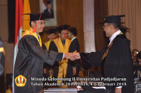 wisuda-unpad-gel-ii-ta-2013_2014-fakultas-hukum-oleh-rektor-113