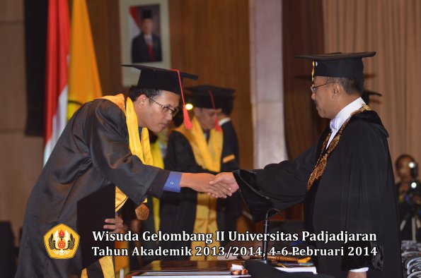 wisuda-unpad-gel-ii-ta-2013_2014-fakultas-hukum-oleh-rektor-114