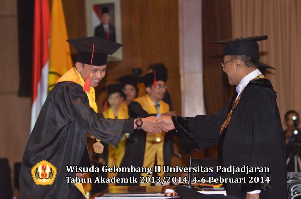 wisuda-unpad-gel-ii-ta-2013_2014-fakultas-hukum-oleh-rektor-115