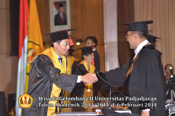 wisuda-unpad-gel-ii-ta-2013_2014-fakultas-hukum-oleh-rektor-116