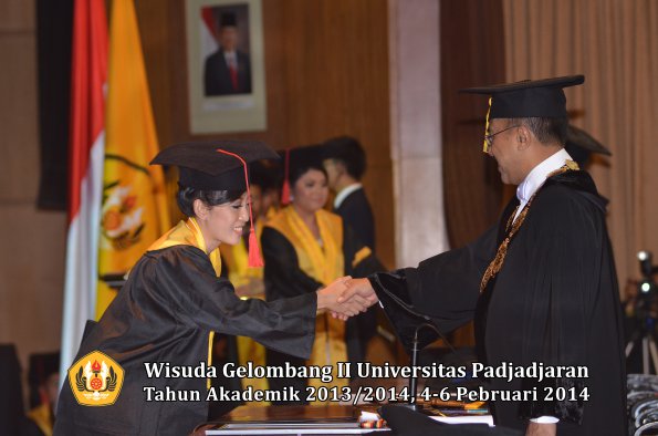 wisuda-unpad-gel-ii-ta-2013_2014-fakultas-hukum-oleh-rektor-117