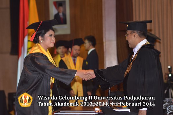 wisuda-unpad-gel-ii-ta-2013_2014-fakultas-hukum-oleh-rektor-118