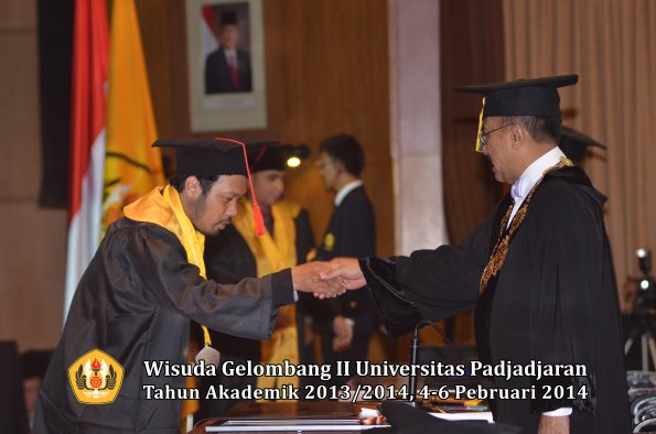 wisuda-unpad-gel-ii-ta-2013_2014-fakultas-hukum-oleh-rektor-119