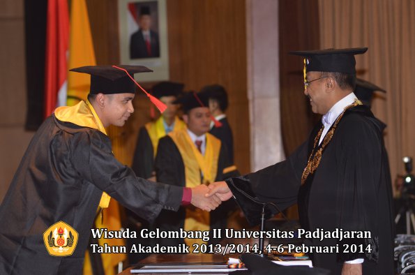 wisuda-unpad-gel-ii-ta-2013_2014-fakultas-hukum-oleh-rektor-120