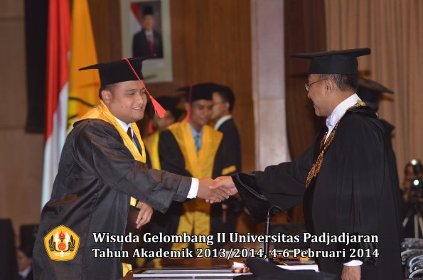 wisuda-unpad-gel-ii-ta-2013_2014-fakultas-hukum-oleh-rektor-121