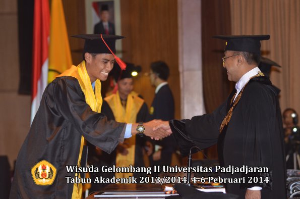 wisuda-unpad-gel-ii-ta-2013_2014-fakultas-hukum-oleh-rektor-122