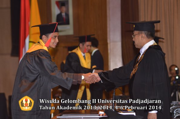 wisuda-unpad-gel-ii-ta-2013_2014-fakultas-hukum-oleh-rektor-123