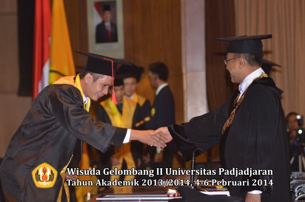 wisuda-unpad-gel-ii-ta-2013_2014-fakultas-hukum-oleh-rektor-124