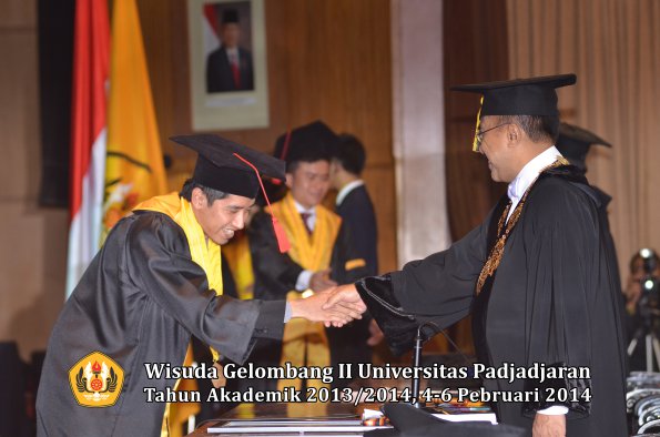 wisuda-unpad-gel-ii-ta-2013_2014-fakultas-hukum-oleh-rektor-125