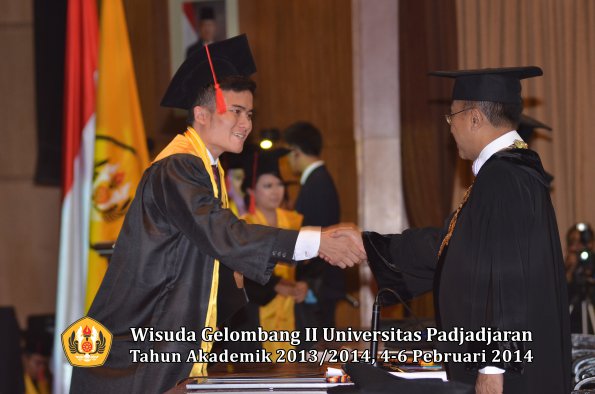 wisuda-unpad-gel-ii-ta-2013_2014-fakultas-hukum-oleh-rektor-126