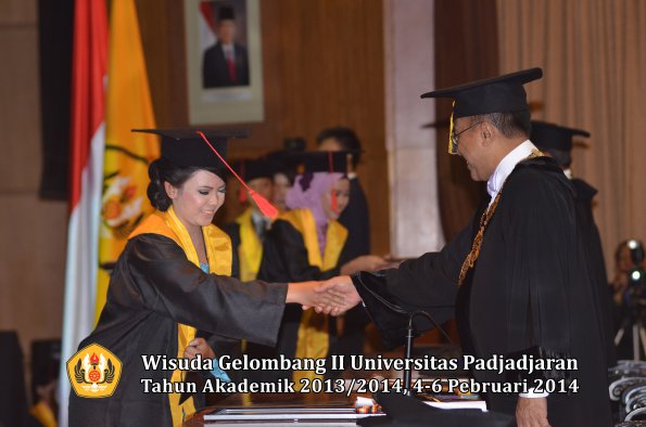 wisuda-unpad-gel-ii-ta-2013_2014-fakultas-hukum-oleh-rektor-127