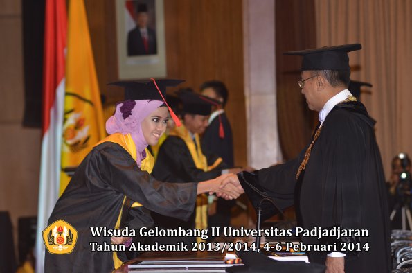 wisuda-unpad-gel-ii-ta-2013_2014-fakultas-hukum-oleh-rektor-128