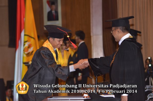 wisuda-unpad-gel-ii-ta-2013_2014-fakultas-hukum-oleh-rektor-129