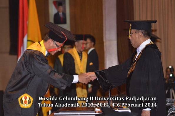 wisuda-unpad-gel-ii-ta-2013_2014-fakultas-hukum-oleh-rektor-131