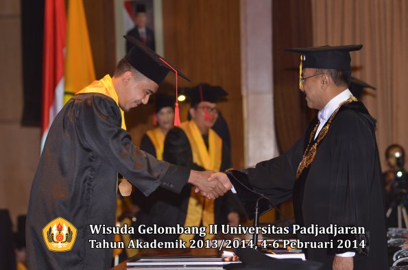 wisuda-unpad-gel-ii-ta-2013_2014-fakultas-hukum-oleh-rektor-132