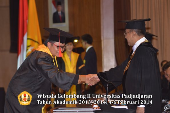 wisuda-unpad-gel-ii-ta-2013_2014-fakultas-hukum-oleh-rektor-133