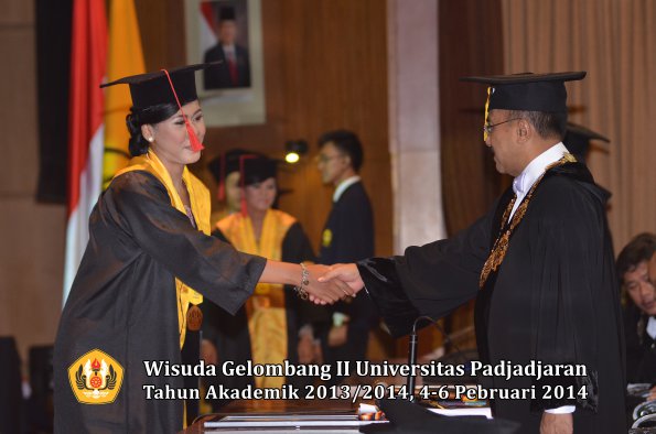 wisuda-unpad-gel-ii-ta-2013_2014-fakultas-hukum-oleh-rektor-134