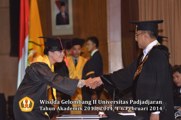 wisuda-unpad-gel-ii-ta-2013_2014-fakultas-hukum-oleh-rektor-135