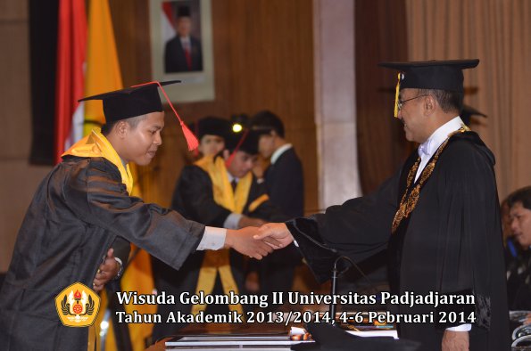 wisuda-unpad-gel-ii-ta-2013_2014-fakultas-hukum-oleh-rektor-136