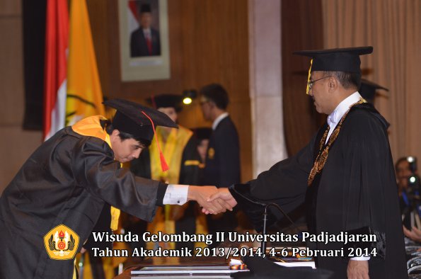 wisuda-unpad-gel-ii-ta-2013_2014-fakultas-hukum-oleh-rektor-137