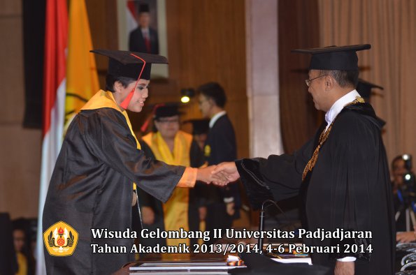 wisuda-unpad-gel-ii-ta-2013_2014-fakultas-hukum-oleh-rektor-138