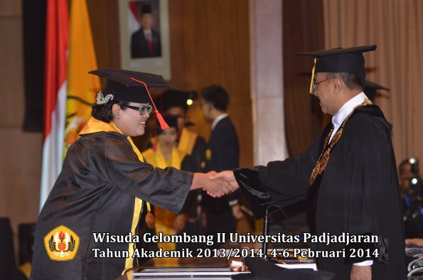 wisuda-unpad-gel-ii-ta-2013_2014-fakultas-hukum-oleh-rektor-139