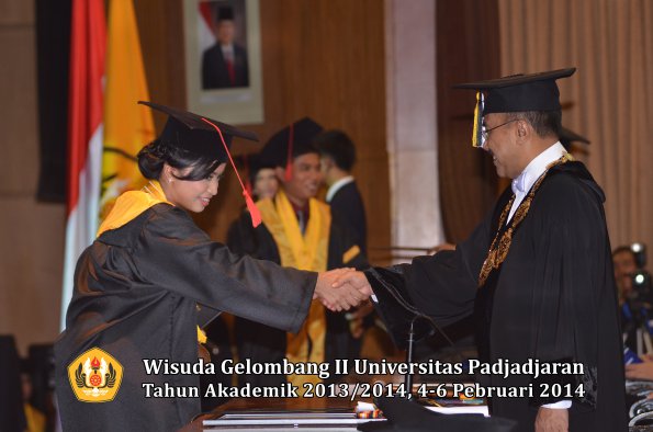 wisuda-unpad-gel-ii-ta-2013_2014-fakultas-hukum-oleh-rektor-140