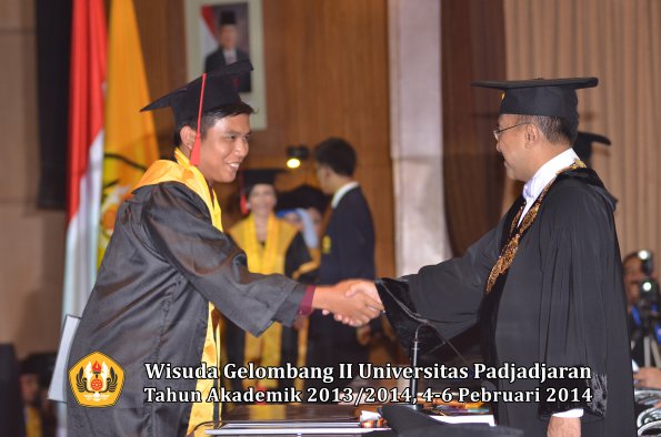 wisuda-unpad-gel-ii-ta-2013_2014-fakultas-hukum-oleh-rektor-141