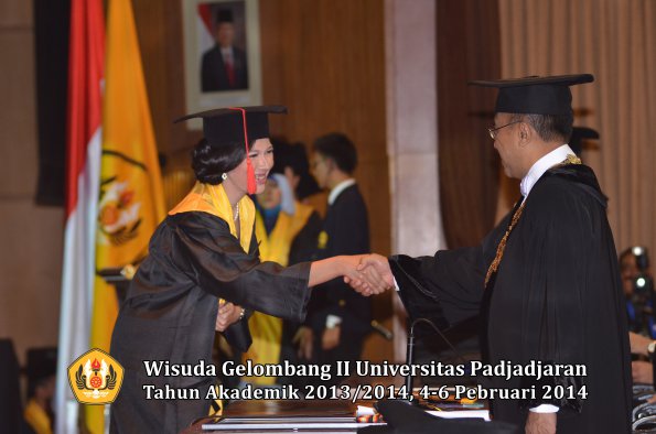 wisuda-unpad-gel-ii-ta-2013_2014-fakultas-hukum-oleh-rektor-142