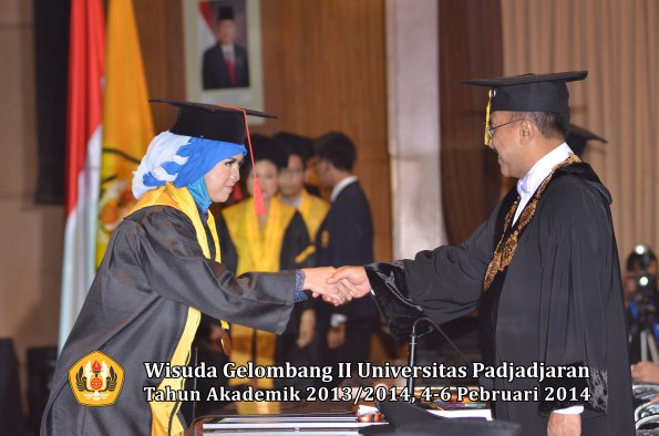 wisuda-unpad-gel-ii-ta-2013_2014-fakultas-hukum-oleh-rektor-143