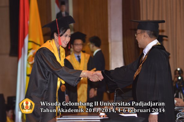 wisuda-unpad-gel-ii-ta-2013_2014-fakultas-hukum-oleh-rektor-144