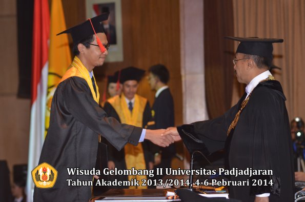 wisuda-unpad-gel-ii-ta-2013_2014-fakultas-hukum-oleh-rektor-145