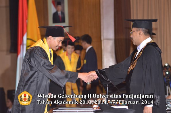 wisuda-unpad-gel-ii-ta-2013_2014-fakultas-hukum-oleh-rektor-146