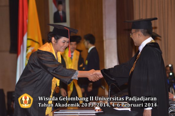 wisuda-unpad-gel-ii-ta-2013_2014-fakultas-hukum-oleh-rektor-147