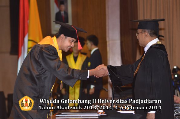 wisuda-unpad-gel-ii-ta-2013_2014-fakultas-hukum-oleh-rektor-148