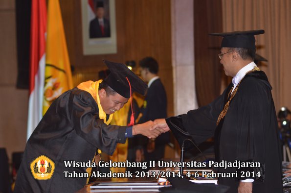 wisuda-unpad-gel-ii-ta-2013_2014-fakultas-hukum-oleh-rektor-149