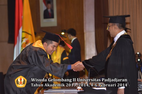 wisuda-unpad-gel-ii-ta-2013_2014-fakultas-hukum-oleh-rektor-150