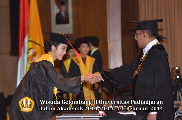 wisuda-unpad-gel-ii-ta-2013_2014-fakultas-hukum-oleh-rektor-151