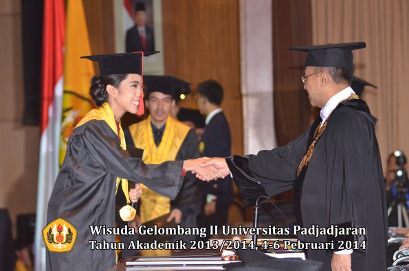 wisuda-unpad-gel-ii-ta-2013_2014-fakultas-hukum-oleh-rektor-152