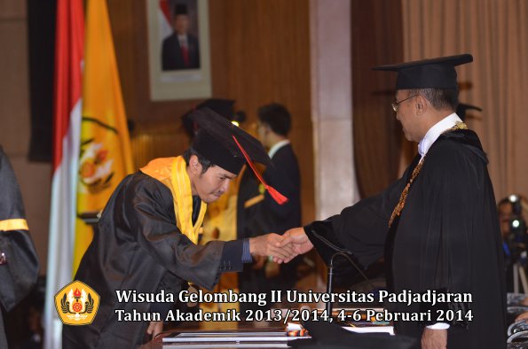 wisuda-unpad-gel-ii-ta-2013_2014-fakultas-hukum-oleh-rektor-153