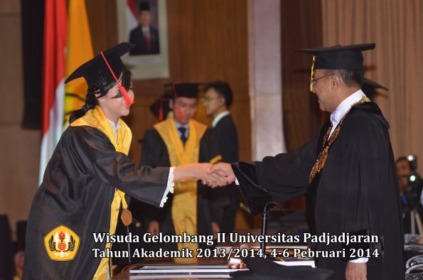 wisuda-unpad-gel-ii-ta-2013_2014-fakultas-hukum-oleh-rektor-154