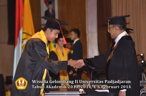 wisuda-unpad-gel-ii-ta-2013_2014-fakultas-hukum-oleh-rektor-155