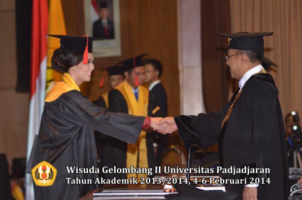 wisuda-unpad-gel-ii-ta-2013_2014-fakultas-hukum-oleh-rektor-156